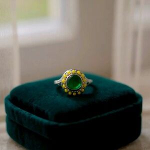 Floral design, yellow dots & green centre,  etching,silver plate finish ring 💍💛💚